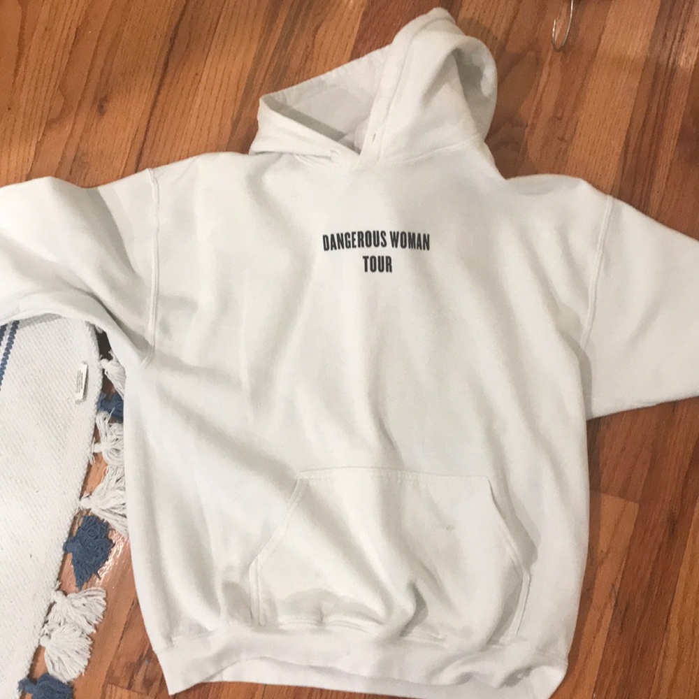 Ariana Grande. Dangerous woman tour sweater